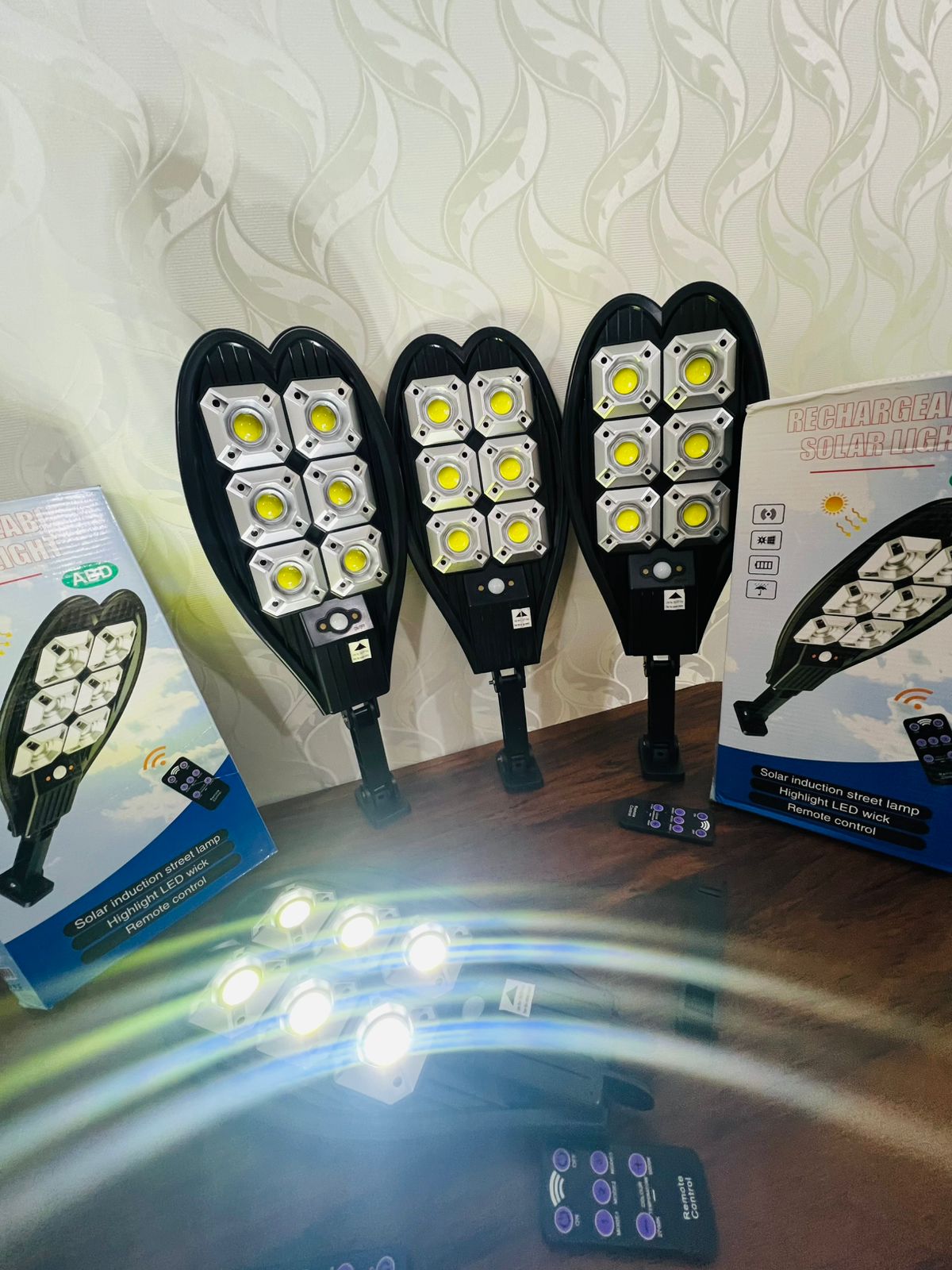 200W Waterproof Built in Battery for Garden, Street, Deck, Yard, Garage Solar Light